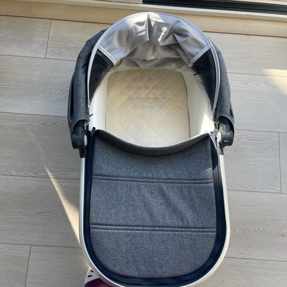 UPPAbaby Bassinet- Stylish Gray Bassinet and Stroller Attachment - Picture 10 of 13